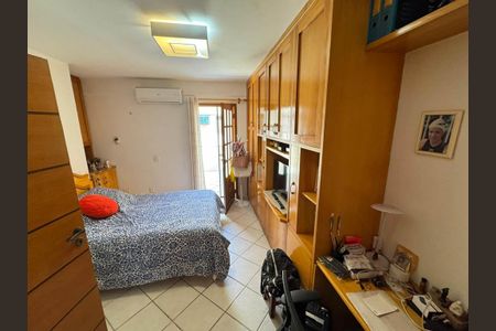 Casa de condomínio à venda com 200m², 3 quartos e 2 vagasSuite 1