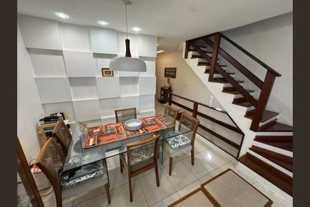 Casa de condomínio à venda com 200m², 3 quartos e 2 vagasSala