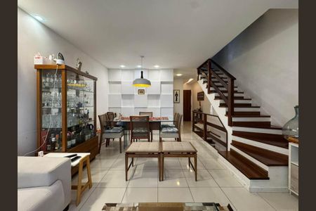 Casa de condomínio à venda com 200m², 3 quartos e 2 vagasSala