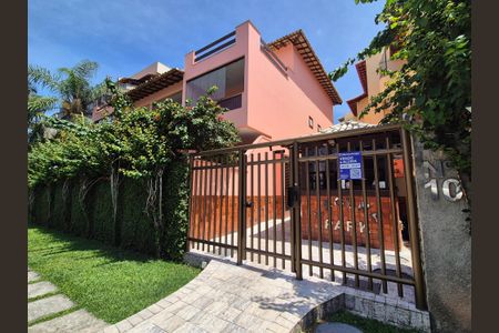 Casa de condomínio à venda com 200m², 3 quartos e 2 vagasFachada e portaria