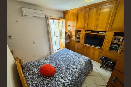 Casa de condomínio à venda com 200m², 3 quartos e 2 vagasSuite 1