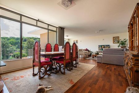 Casa à venda com 526m², 4 quartos e 4 vagasSala