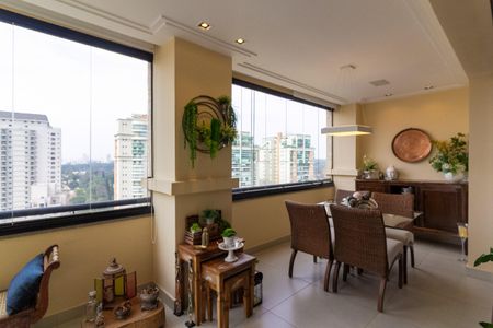 Apartamento à venda com 218m², 4 quartos e 4 vagasVaranda