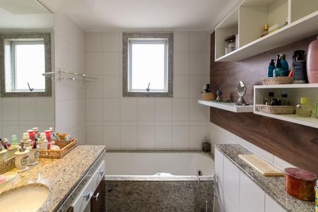 Apartamento à venda com 218m², 4 quartos e 4 vagasBanheiro da Suíte 1