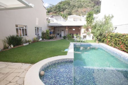 Casa de condomínio à venda com 370m², 6 quartos e 2 vagasPiscina