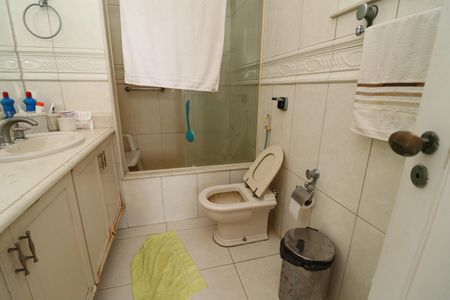 Casa à venda com 333m², 5 quartos e 4 vagasBanheiro da Suíte 2