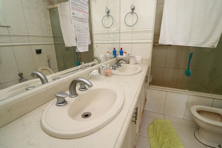 Casa à venda com 333m², 5 quartos e 4 vagasBanheiro da Suíte 2