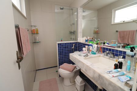 Casa à venda com 333m², 5 quartos e 4 vagasBanheiro da Suíte 1