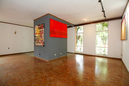 Casa à venda com 400m², 5 quartos e 2 vagas Casa à venda com 400m², 5 quartos e 2 vagasSala de Estar