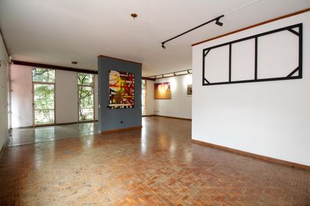 Casa à venda com 400m², 5 quartos e 2 vagas Casa à venda com 400m², 5 quartos e 2 vagasSala de Estar