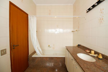 Casa à venda com 400m², 5 quartos e 2 vagas Casa à venda com 400m², 5 quartos e 2 vagasBanheiro da Suíte