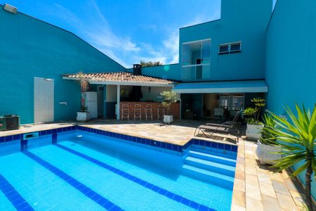 Casa à venda com 300m², 3 quartos e 4 vagas Casa à venda com 300m², 3 quartos e 4 vagasPiscina