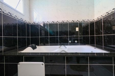 Casa à venda com 300m², 3 quartos e 4 vagas Casa à venda com 300m², 3 quartos e 4 vagasBanheiro da Suíte 2