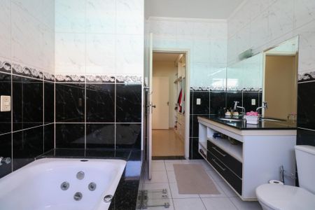 Casa à venda com 300m², 3 quartos e 4 vagas Casa à venda com 300m², 3 quartos e 4 vagasBanheiro da Suíte 2