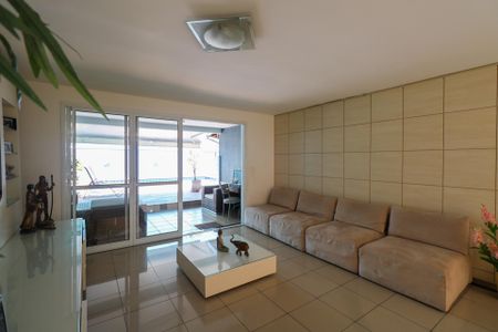 Casa à venda com 300m², 3 quartos e 4 vagas Casa à venda com 300m², 3 quartos e 4 vagasSala de Estar