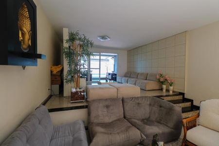 Casa à venda com 300m², 3 quartos e 4 vagas Casa à venda com 300m², 3 quartos e 4 vagasSala de Estar