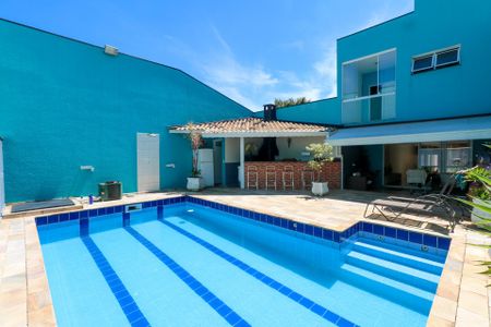 Casa à venda com 300m², 3 quartos e 4 vagas Casa à venda com 300m², 3 quartos e 4 vagasPiscina