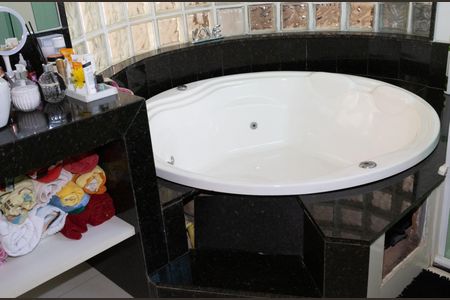 Casa de condomínio para alugar com 350m², 4 quartos e 4 vagasBanheiro do Quarto 1