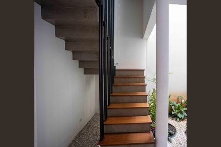 Casa para alugar com 240m², 3 quartos e 4 vagasEscada