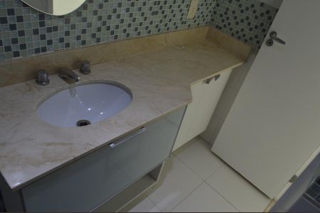 Apartamento à venda com 100m², 2 quartos e 2 vagas Apartamento à venda com 100m², 2 quartos e 2 vagasBanheiro da Suíte