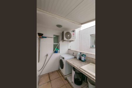 Apartamento à venda com 180m², 3 quartos e 2 vagas Apartamento à venda com 180m², 3 quartos e 2 vagasÁrea de Serviço