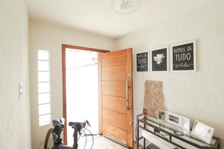 Casa à venda com 100m², 3 quartos e 2 vagas Casa à venda com 100m², 3 quartos e 2 vagasEntrada