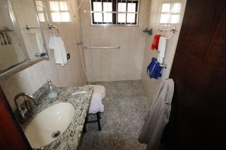 Casa à venda com 336m², 4 quartos e 3 vagasBanheiro 1