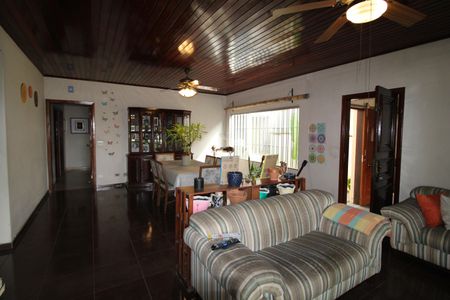 Casa à venda com 336m², 4 quartos e 3 vagasSala