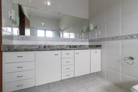 Casa à venda com 336m², 5 quartos e 4 vagasBanheiro da suíte 1