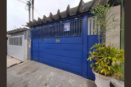 Casa à venda com 218m², 3 quartos e 2 vagas Casa à venda com 218m², 3 quartos e 2 vagasFachada