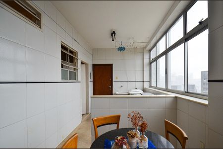 Apartamento à venda com 280m², 5 quartos e 1 vaga Apartamento à venda com 280m², 5 quartos e 1 vagaCozinha e Área de Serviço