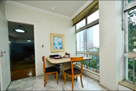 Apartamento à venda com 280m², 5 quartos e 1 vaga Apartamento à venda com 280m², 5 quartos e 1 vagaEscritorio