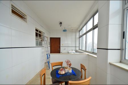 Apartamento à venda com 280m², 5 quartos e 1 vaga Apartamento à venda com 280m², 5 quartos e 1 vagaCozinha e Área de Serviço