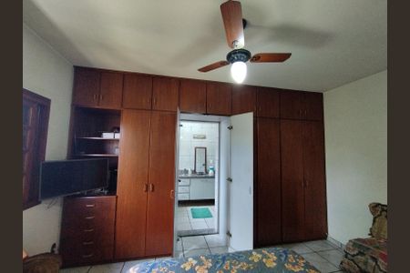 Casa à venda com 340m², 4 quartos e 6 vagasBanheiro da Suite 1