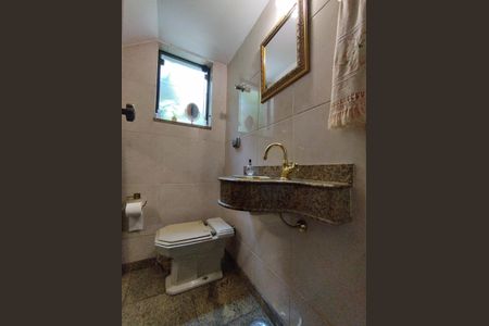 Casa à venda com 340m², 4 quartos e 6 vagasLavabo da entrada