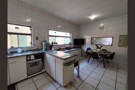 Casa à venda com 340m², 4 quartos e 6 vagasCozinha - Armários