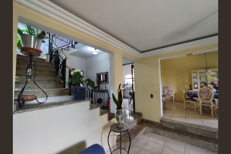 Casa à venda com 340m², 4 quartos e 6 vagasVista para Sala e Escada