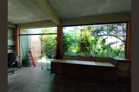 Casa à venda com 340m², 4 quartos e 6 vagasSalão