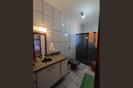 Casa à venda com 340m², 4 quartos e 6 vagasBanheiro da Suíte 2