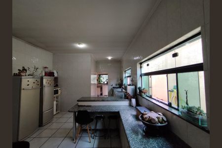 Casa à venda com 340m², 4 quartos e 6 vagasCozinha - Armários