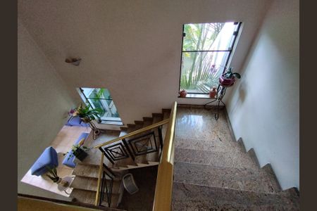 Casa à venda com 340m², 4 quartos e 6 vagasEscadaria
