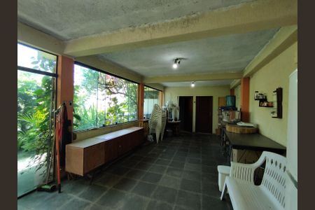 Casa à venda com 340m², 4 quartos e 6 vagasSalão