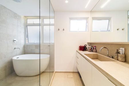 Apartamento à venda com 74m², 1 quarto e 1 vaga Apartamento à venda com 74m², 1 quarto e 1 vagaBanheiro da Suíte