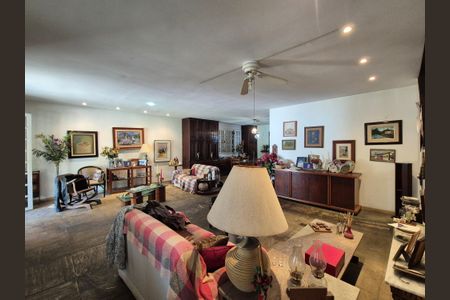 Casa à venda com 427m², 4 quartos e 7 vagasSala