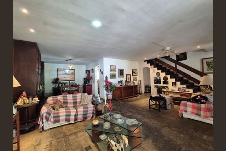 Casa à venda com 427m², 4 quartos e 7 vagasSala