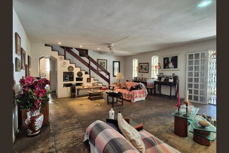 Casa à venda com 427m², 4 quartos e 7 vagasSala