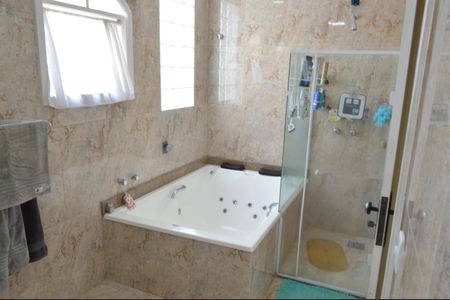 Casa à venda com 339m², 4 quartos e 3 vagasBanheiro