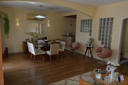 Casa à venda com 339m², 4 quartos e 3 vagasSala