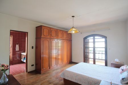 Casa à venda com 200m², 4 quartos e 2 vagasSuíte