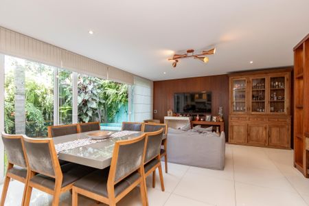 Casa de condomínio à venda com 300m², 4 quartos e 3 vagas Casa de condomínio à venda com 300m², 4 quartos e 3 vagasSala